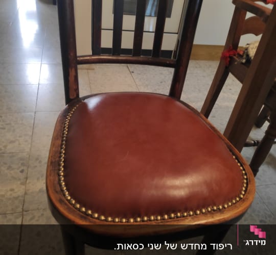 כיסא עץ עם ריפוד עור חום ומסמרים דקורטיביים